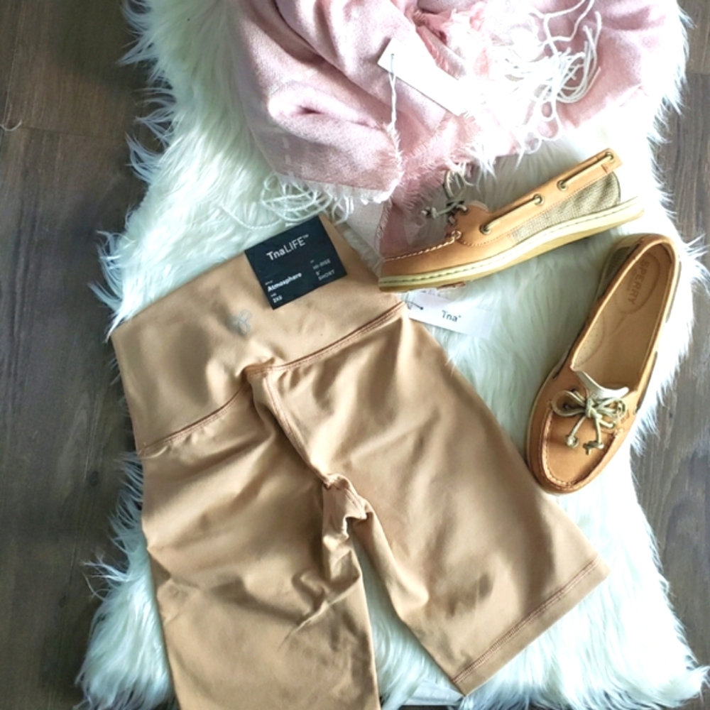 💖TNA High-Rise Bicycle Short Inseam: 9" Size: XXS-S Colour: Light Tan/Neutral